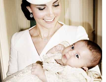 Королевская семья Великобритании обнародовала фотографии с крестин принцессы Шарлотты