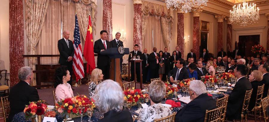 Си Цзиньпин присутствовал на обеде в его честь, устроенном вице-президентом США Дж. Байденом и госсекретарем Дж. Керри