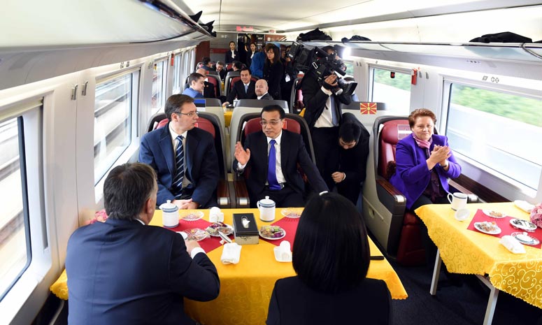 Ли Кэцян и руководители стран Центральной и Восточной Европы совершили поездку из Сучжоу в Шанхай на высокоскоростном поезде