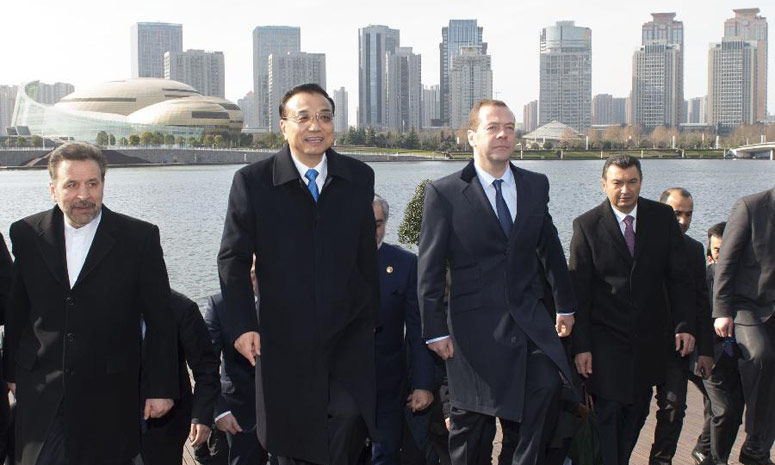 Ли Кэцян и участники заседания Совета глав правительств стран ШОС посетили Центральную торговую зону нового района Чжэндун в Чжэнчжоу