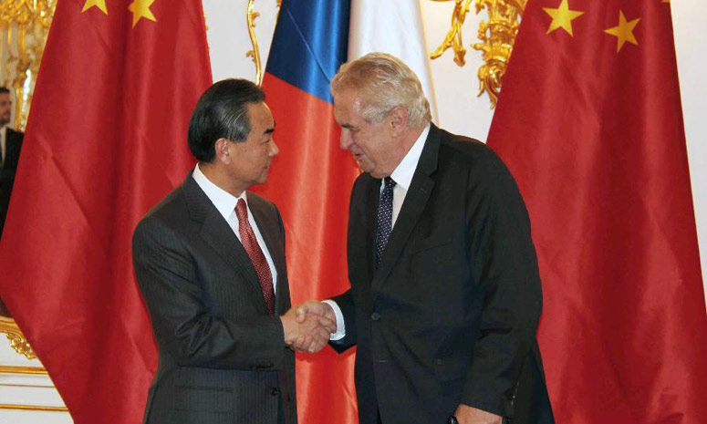 Президент и премьер-министр Чехии встретились с главой МИД КНР