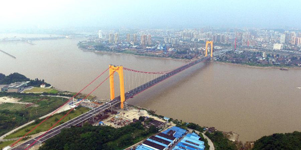 Через реку Янцзы около гидроузла Санься построен шестой автодорожной мост
