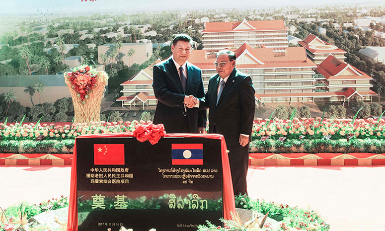 Во Вьентьяне Си Цзиньпин принял участие в церемонии закладки первого камня в фундамент больницы, которая будет построена китайской компанией