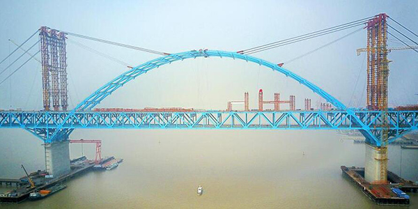 Завершена смычка главной арки автомобильно-железнодорожного стального арочного моста с самым длинным пролетом в мире