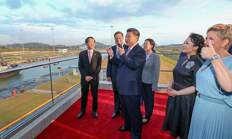 Си Цзиньпин и президент Панамы Х. К. Варела вместе посетили новый судоходный шлюз Панамского канала