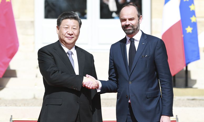 Си Цзиньпин провел встречу с премьер-министром Франции Э. Филиппом