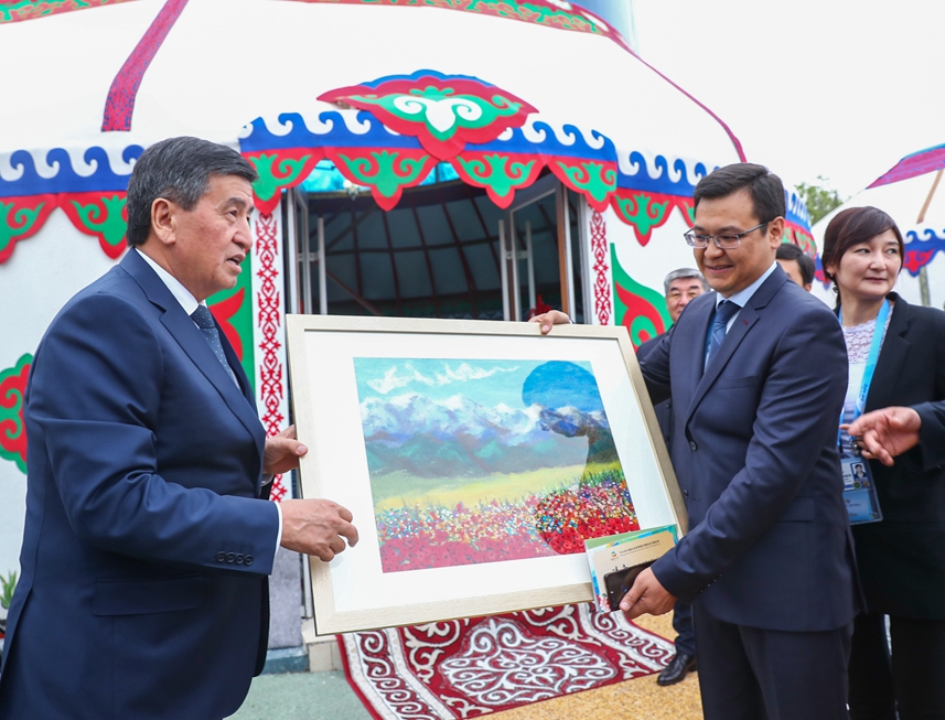 Президент Кыргызстана С. Жээнбеков посетил выставочный парк Кыргызстана на Пекинском садоводческом ЭКСПО 2019