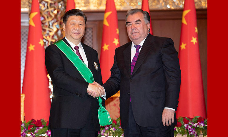 Си Цзиньпин на церемонии принял от президента Таджикистана Э. Рахмона орден "Зарринточ"