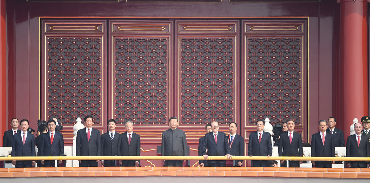 Си Цзиньпин поднялся на трибуну ворот Тяньаньмэнь для участия в торжествах по случаю Национального праздника КНР