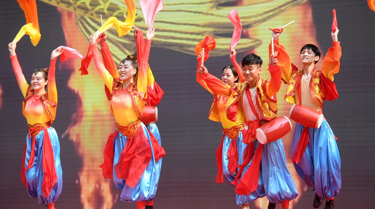 В пекинском парке проводится народное гулянье по случаю Национального праздника
