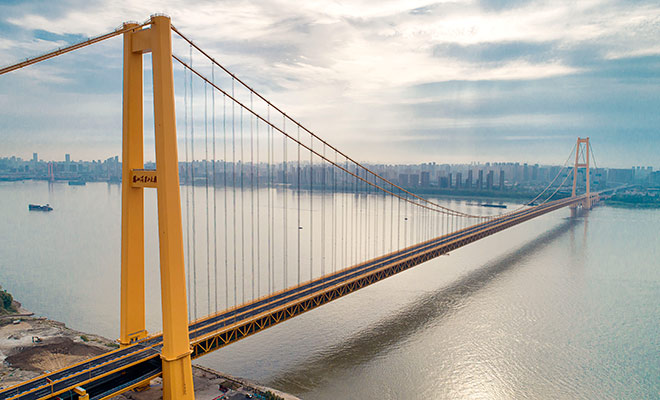 В Китае открылся двухъярусный подвесной мост с длиннейшим в мире пролетом