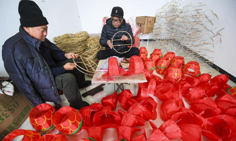 В провинции Хэбэй готовят фонарики к Новому году