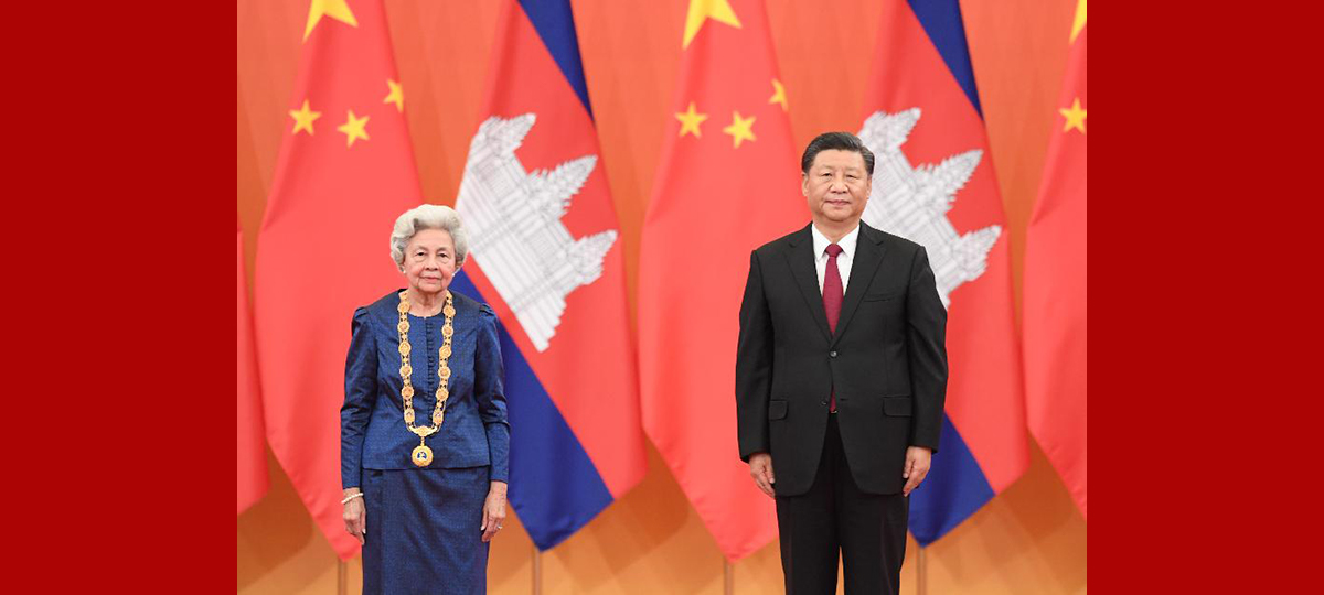 Си Цзиньпин наградил королеву-мать Камбоджи орденом Дружбы /более подробно/