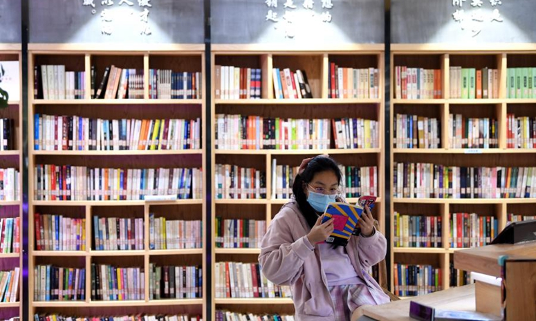 Жители Хэфэя проводят новогодние каникулы за книгой