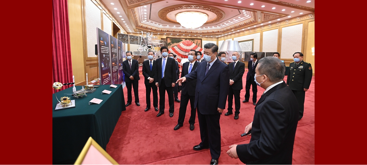 Си Цзиньпин встретился с учеными и инженерами, участвовавшими в миссии “Чанъэ-5”