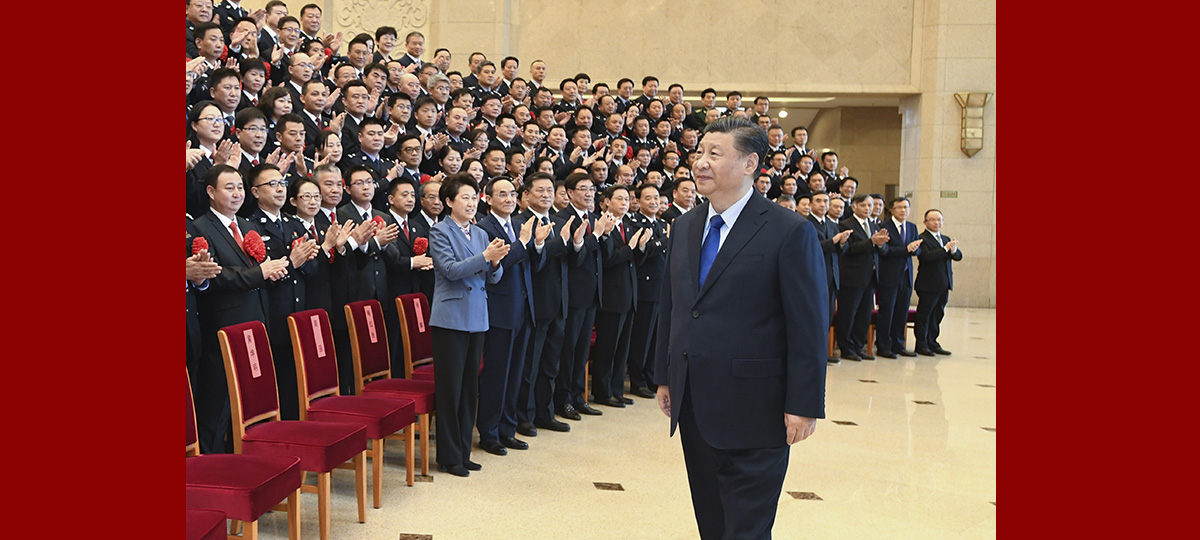 Си Цзиньпин встретился с отличившимися в борьбе с группировками мафиозного характера и преступными бандами