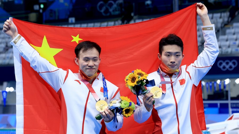 Китайцы Ван Цзунъюань и Се Сыи победили на Олимпиаде в синхронных прыжках в воду с трехметровой вышки