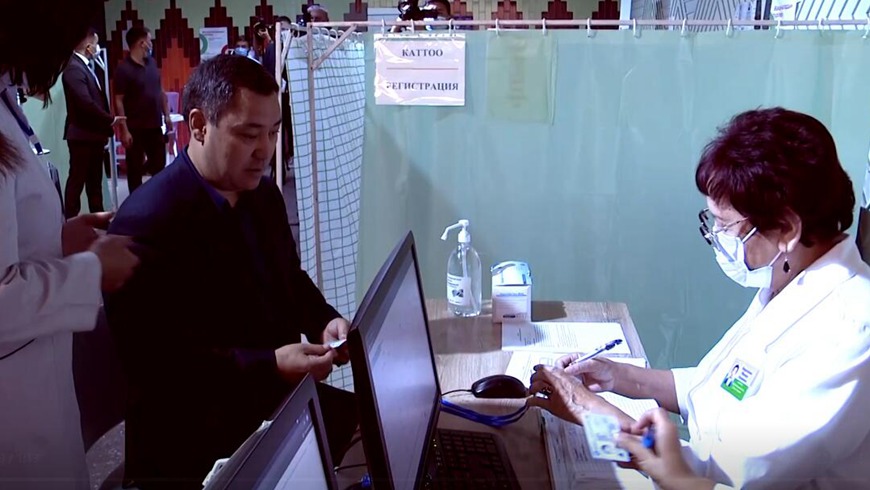 Президент Кыргызстана получил вторую дозу китайской вакцины от COVID-19