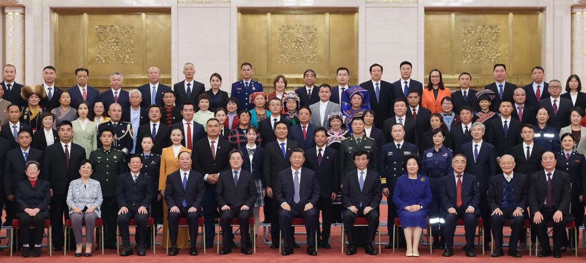 Си Цзиньпин встретился с лауреатами звания "Всекитайский образец нравственности"