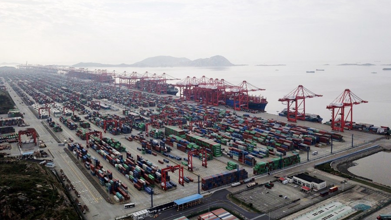 Шанхайский порт продолжает занимать первое место в мире по объему контейнерных перевозок