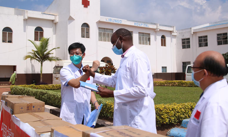 Китайская медицинская бригада пожертвовала медицинские принадлежности для больницы Кибунго в Руанде