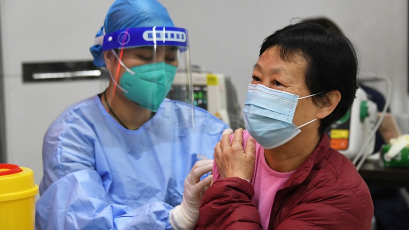 В Китае более 200 млн пожилых людей полностью вакцинированы от COVID-19