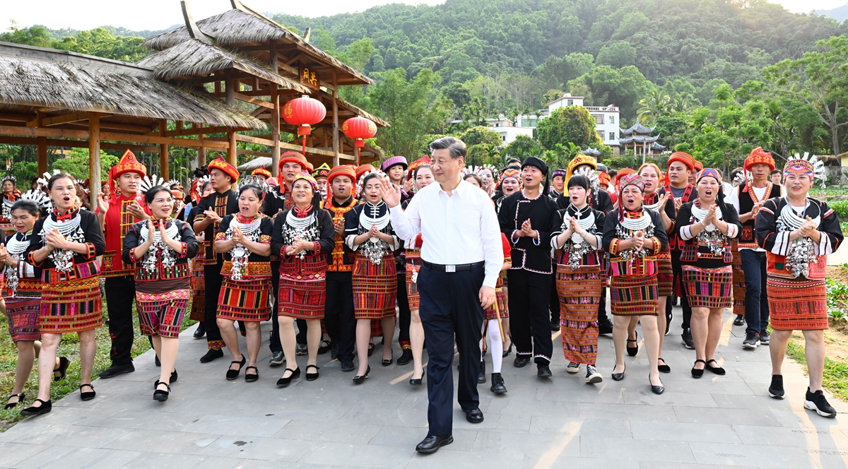 Си Цзиньпин призвал руководящих партийных кадров сделать все возможное для того, чтобы народные массы жили счастливой жизнью