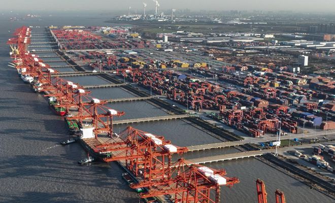 Транспортировка контейнеров в порту Тайцан провинции Цзянсу осуществляется бесперебойно