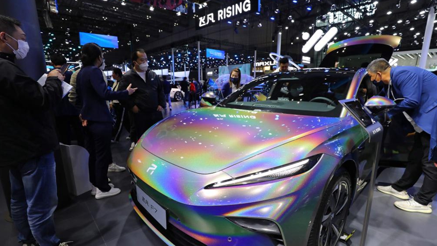 Автомобили на новых источниках энергии привлекли внимание посетителей автосалона Auto Shanghai 2023 в Шанхае
