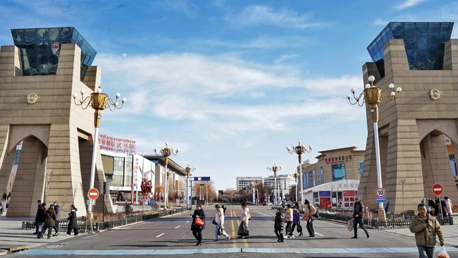 Синьцзянский бизнесмен ищет золотую жилу в Хоргосе на китайско-казахстанской границе