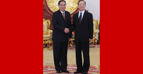 Во Вьентьяне состоялась встреча между Вэнь Цзябао и генеральным секретарем ЦК НРПЛ, председателем Лаоса Тюммали Сайнясоном