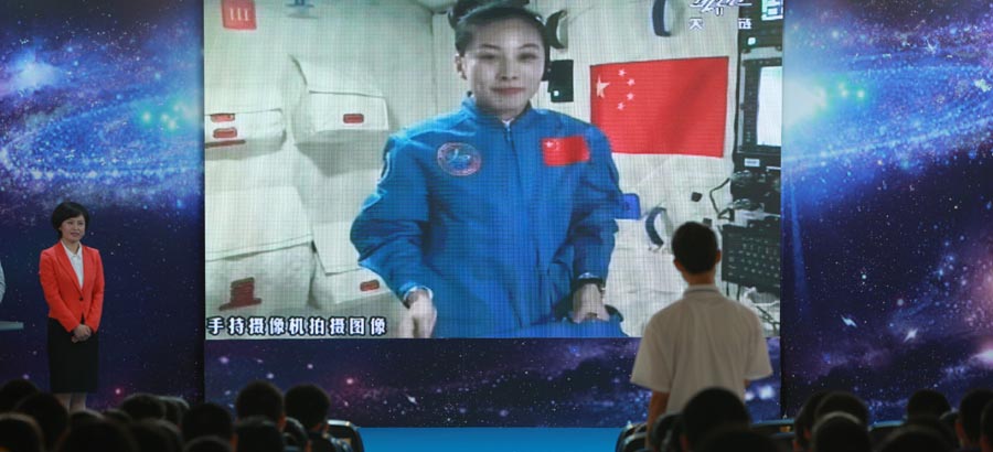 Китайская женщина-космонавт Ван Япин начала вести урок из космоса