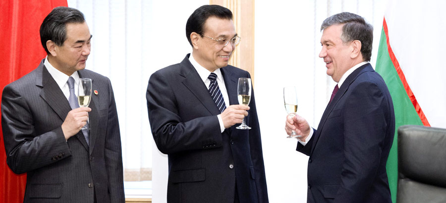 В Ташкенте состоялись переговоры между премьером Госсовета КНР Ли Кэцяном и главой узбекистанского правительства Ш. Мирзияевым