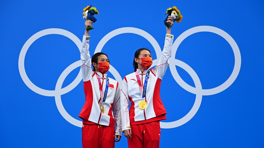 Китайские спортсменки в пятый раз подряд завоевали золото в синхронных прыжках с трехметрового трамплина в воду на Олимпийских играх в Токио