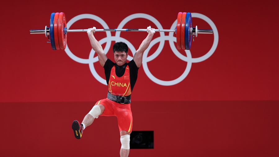 Китайский тяжелоатлет Ли Фабинь завоевал золото в весовой категории до 61 килограмма на Олимпийских играх в Токио