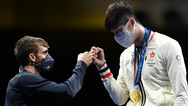 Чжан Цзялан завоевал первую золотую олимпийскую медаль по фехтованию для команды САР Сянган в Токио