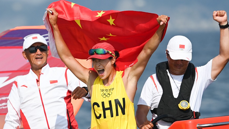 Китаянка Лу Юньсю завоевала золото в классе RS:X в парусном спорте на Олимпийских играх в Токио