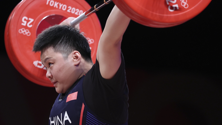Китаянка Ван Чжоуюй завоевала золото по тяжелой атлетике в весовой категории до 87 кг на Олимпиаде в Токио