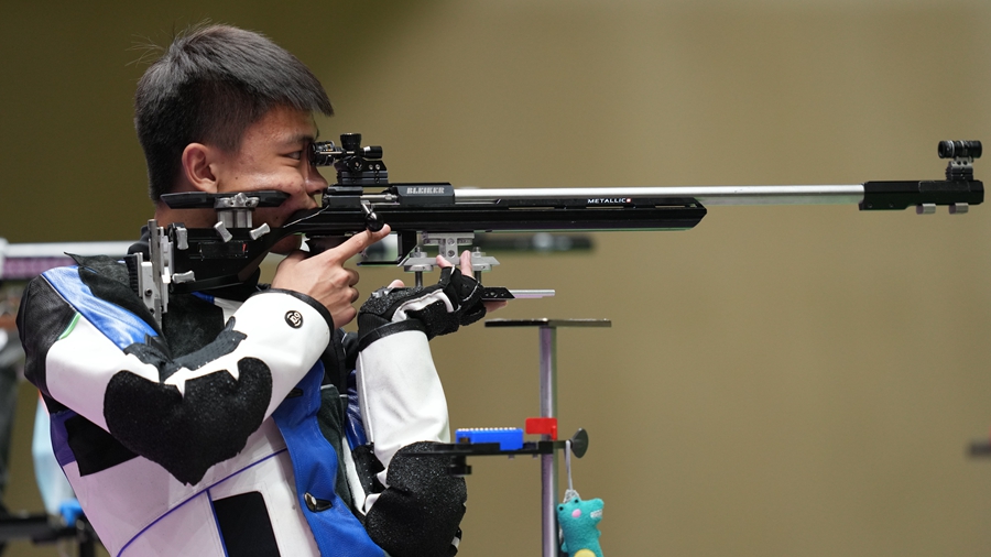 Китаец Чжан Чанхун побил мировой рекорд и завоевал золото в стрельбе из винтовки с 50 м из трех положений на Олимпиаде в Токио