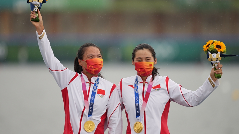 Китаянки Сюй Шисяо и Сунь Мэнъя завоевали золото Олимпиады по гребле на каноэ-двойках на дистанции 500 м