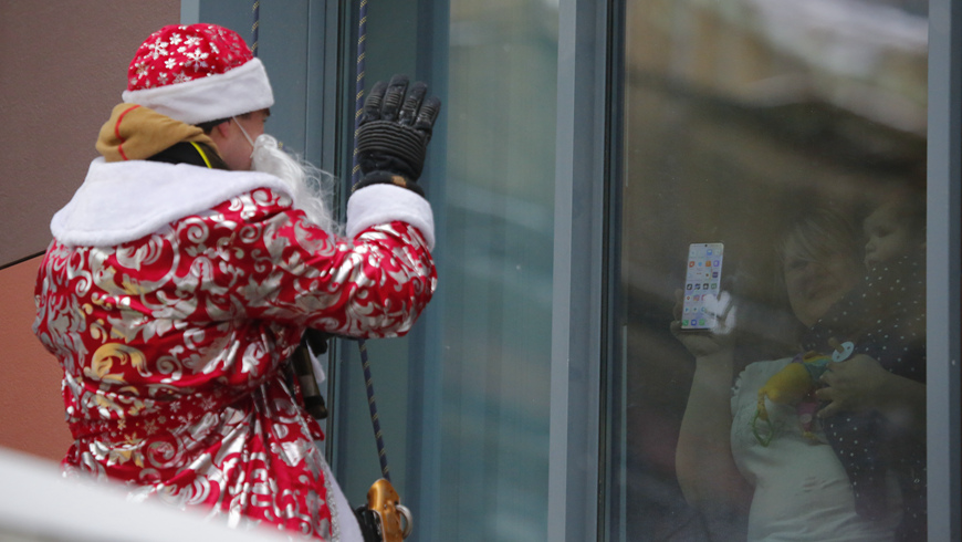 Спасатели в костюмах Деда Мороза поздравили пациентов детской больницы
