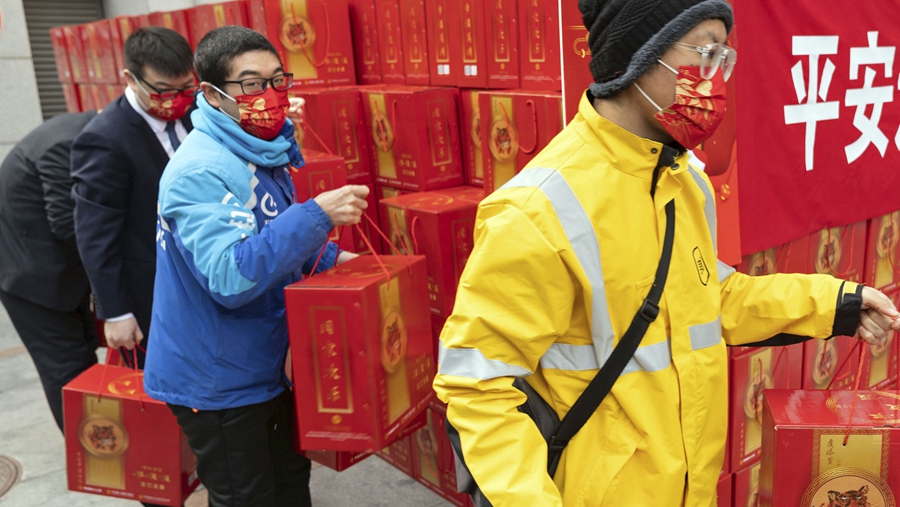 В Пекине раздали подарки остающемуся на праздники персоналу сферы экспресс-доставки