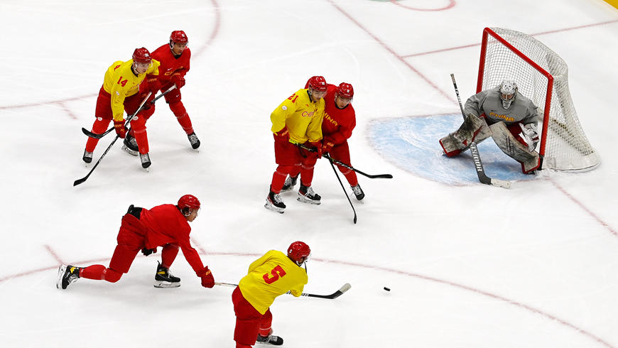 Первая тренировка мужской сборной Китая по хоккею до начала зимней Олимпиады в Пекине