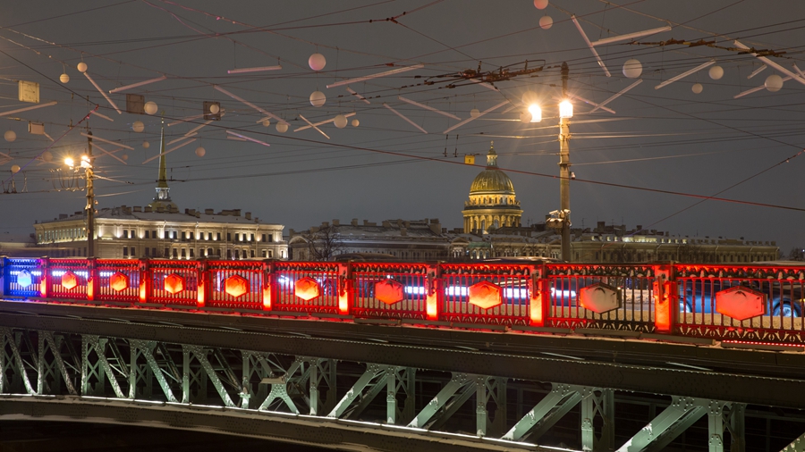 Красная подсветка украсила Дворцовый мост в Петербурге