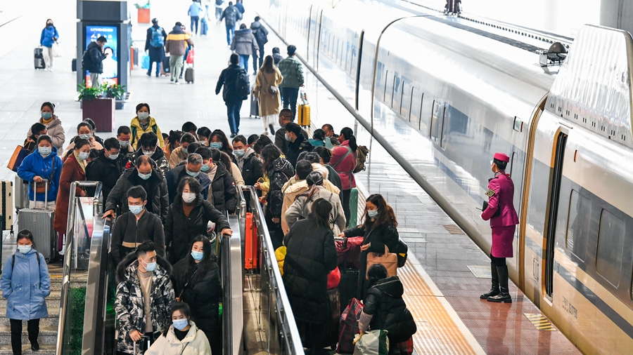 В среду на китайских железных дорогах наступил пик пассажиропотока в обратном направлении