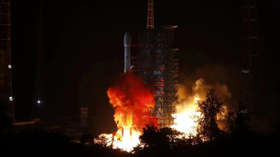 Китай успешно запустил в космос новый спутник "Чжунсин-6D"