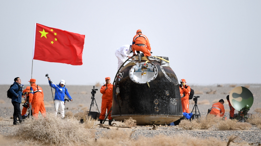 Экипаж космического корабля "Шэньчжоу-13" благополучно приземлился