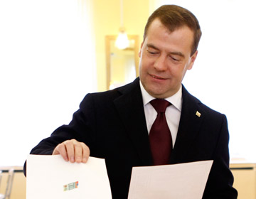 Д. Медведев проголосовал на выборах президента РФ