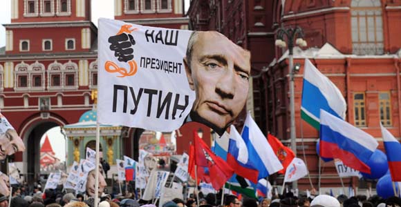 Митинг в поддержку Владимира Путина, побеждающего на президетских выборах РФ в первом туре, прошел на Манежной площади в центре Москвы