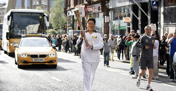 Директор отделения Агентства Синьхуа в Лондоне Гао Дяньмин на эстафете олимпийского огня в Глазго